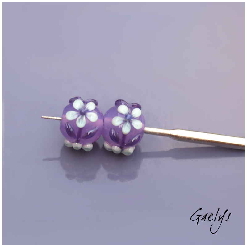 Perles Lampwork à fleurs - duo de perles ronde  -  violet translucide  / feuillage / fleurettes vert menthe