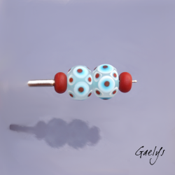 Perles Lampwork "Glacée"- duo de perles rondes - fond bleu ciel , points blancs, turquoise , rouge - verre depol
