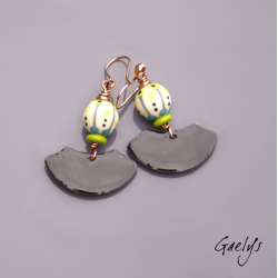 Buddie - boucles d'oreilles - perles lampwork depolies - ivoire / noir / bleu turquoise / vert anis