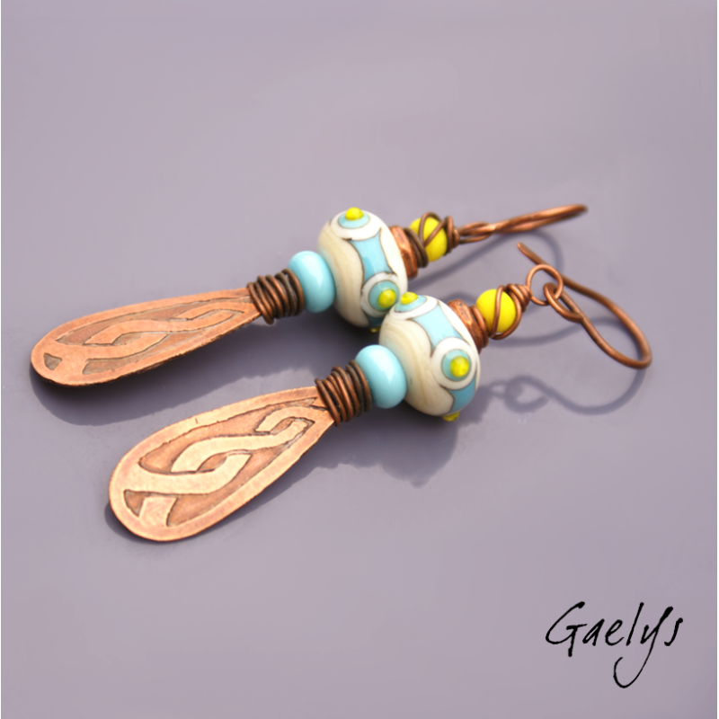 Claris - boucles oreilles lampwork ivoire / turquoise / jaune - eau forte cuivre entrelas