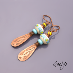 Claris - boucles oreilles lampwork ivoire / turquoise / jaune - eau forte cuivre entrelas