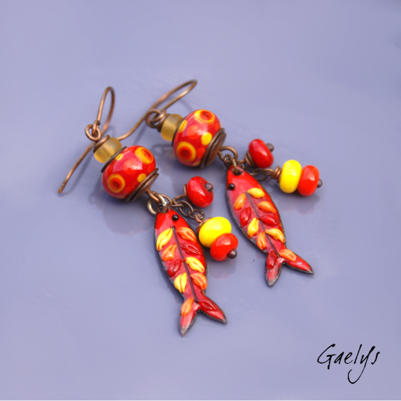 Poissonade - boucles oreilles lampwork rouge / orange / jaune - Poisson cuivre emaillé - breloque