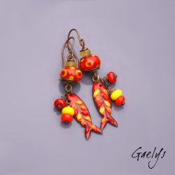 Poissonade - boucles oreilles lampwork rouge / orange / jaune - Poisson cuivre emaillé - breloque