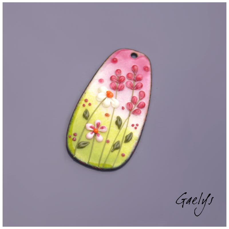 GRAND pendentif cuivre émaillé -  vert / rose / ivoire / jaune - prairie fleurie