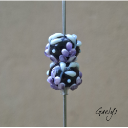 Perles Lampwork à fleurs - duo de perles rondes - fleurs  - fond noir / fleurs violette (glycine), vert d'eau