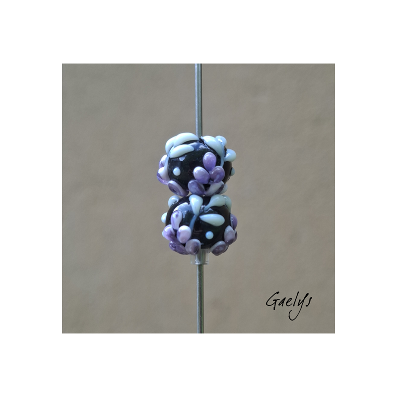 Perles Lampwork à fleurs - duo de perles rondes - fleurs  - fond noir / fleurs violette (glycine), vert d'eau