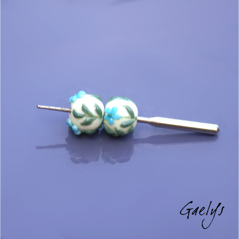Perles Lampwork à fleurs - duo de perles ronde  -  ivoire clair / feuillage / fleurette turquoise