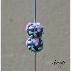 Perles Lampwork à fleurs - duo de perles rondes - fleurs  - fond violet / fleurs rose (style glycine), vert d'eau