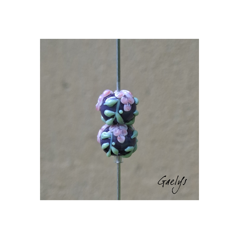 Perles Lampwork à fleurs - duo de perles rondes - fleurs  - fond violet / fleurs rose (style glycine), vert d'eau