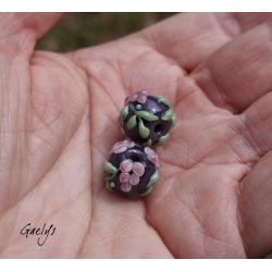 Perles Lampwork à fleurs - duo de perles rondes - fleurs  - fond violet / fleurs rose (style glycine), vert d'eau