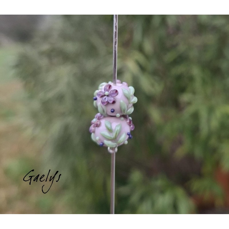 Perles Lampwork à fleurs - duo de perles rondelle 4 fleurs  - fond rode nude / fleurs violettes, feuillage olive