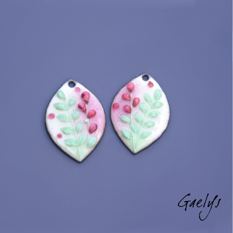 PETITS - Paire de charm cuivre émaillé pour boucles d'oreille - fond  rose , blanc - feuillage  vert menthe, fleurs roses
