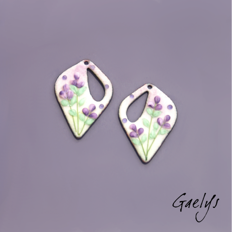 Paire de charm cuivre émaillé pour boucles d'oreille - fond  lilas , vert doux- feuillage, fleur violette