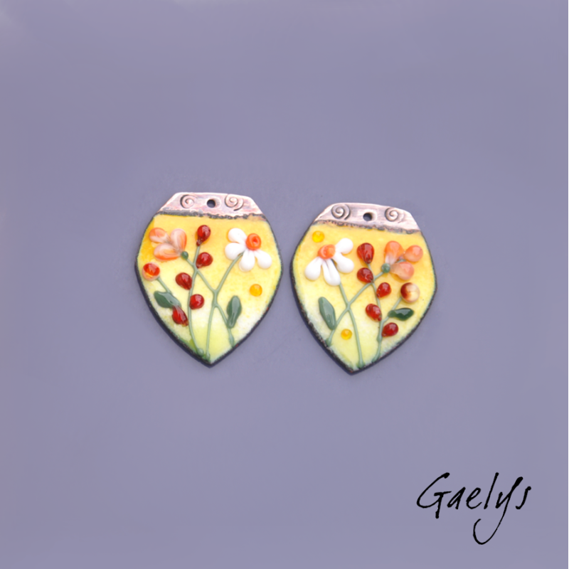 Paire de charm cuivre émaillé pour boucles d'oreille - fond  jaune, vert - feuillage, fleur rouge, orange - martelage cuivre