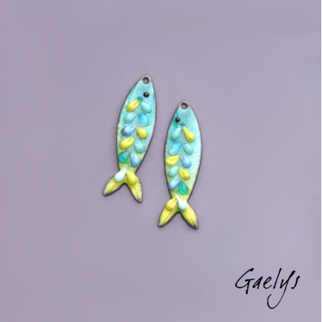 Les petites sardines : Paire de charm cuivre émaillé pour boucles d'oreille - fond  bleu canard et vert - ecailles multicolores