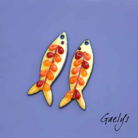 Les petites sardines : Paire de charm cuivre émaillé pour boucles d'oreille - fond  jaune - poisson - ecailles multicolores
