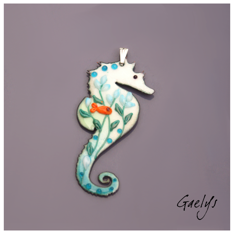 GRAND Hippocampe en cuivre émaillé  - bleu turquoise / bleu canard / blanc/  bleu milky - petit poisson orange