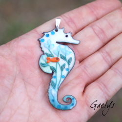 GRAND Hippocampe en cuivre émaillé  - bleu turquoise / bleu canard / blanc/  bleu milky - petit poisson orange