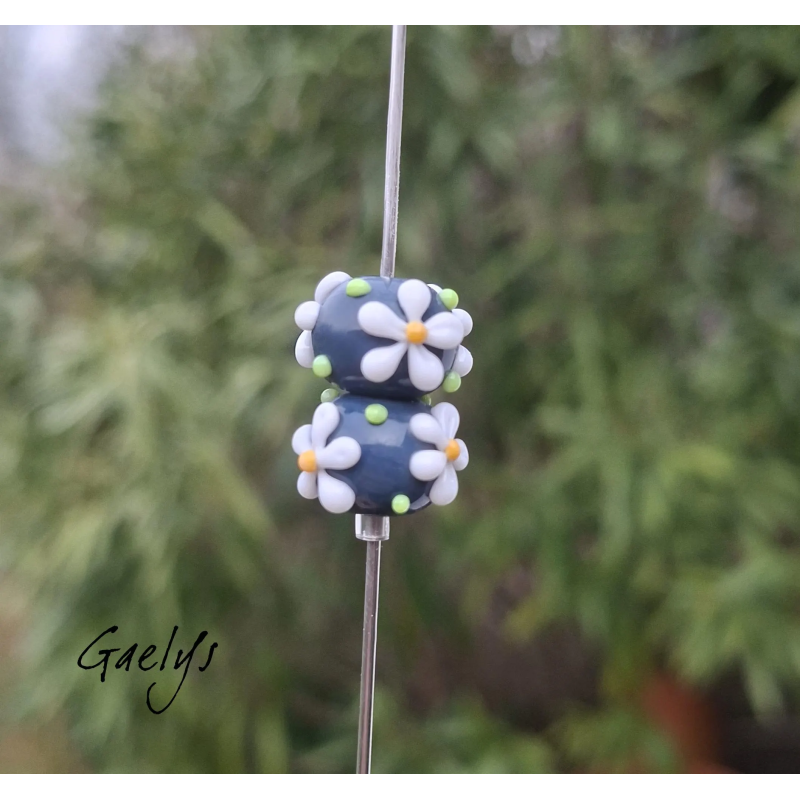 Perles Lampwork à fleurs - duo de perles rondelle  - fond bleu jean/ fleurs blanches