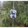 Perles Lampwork à fleurs - duo de perles rondelle  - fond bleu jean/ fleurs blanches