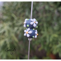 Perles Lampwork à fleurs - duo de perles rondelle  - fond bleu jean/ fleurs blanches