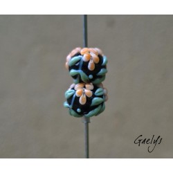 Perles Lampwork à fleurs - duo de perles rondes - fleurs  - fond noir / fleurs pêche (style glycine), vert d'eau