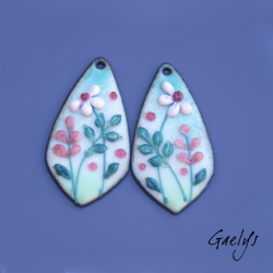 Paire de charm cuivre émaillé pour boucles d'oreille - blanc / bleu vert / vert - feuillage, fleurs roses