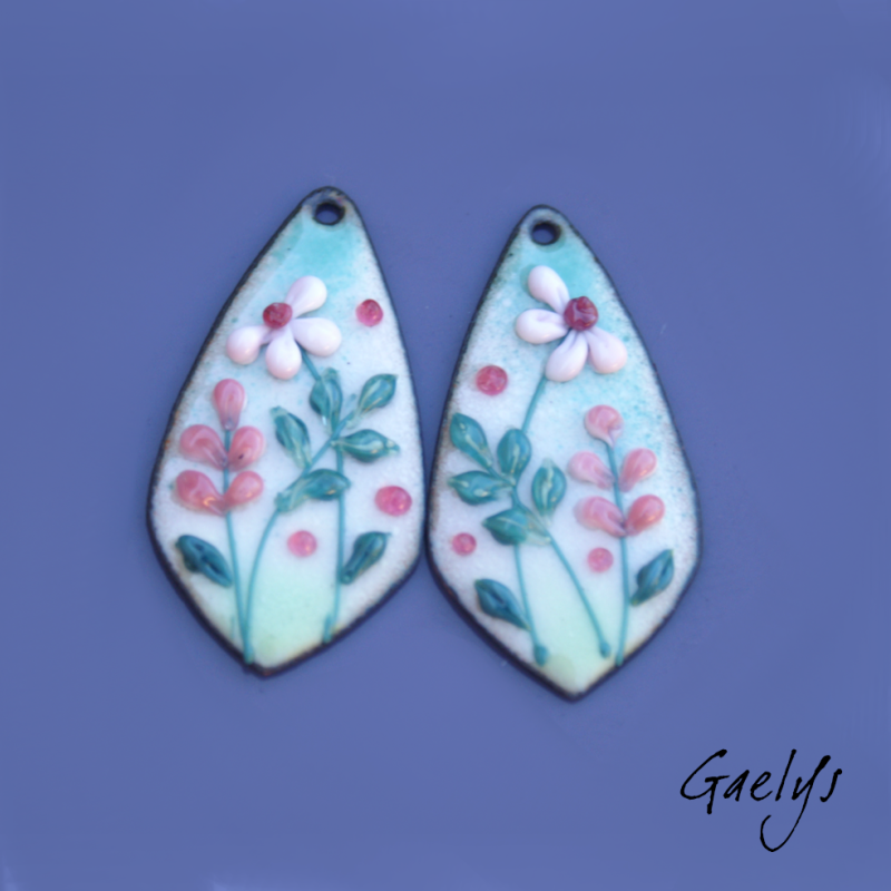 Paire de charm cuivre émaillé pour boucles d'oreille - blanc / bleu vert / vert - feuillage, fleurs roses