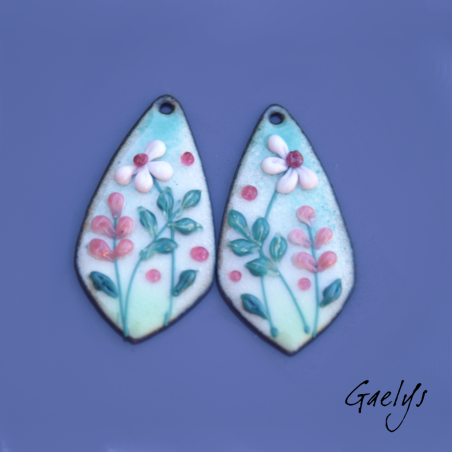 Paire de charm cuivre émaillé pour boucles d'oreille - blanc / bleu vert / vert - feuillage, fleurs roses