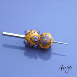 Asymetrique - Perles à picots / Fleurs  - duo de perles rondelle avec un jeu de points et picots et de fleurs  - jaune / violet