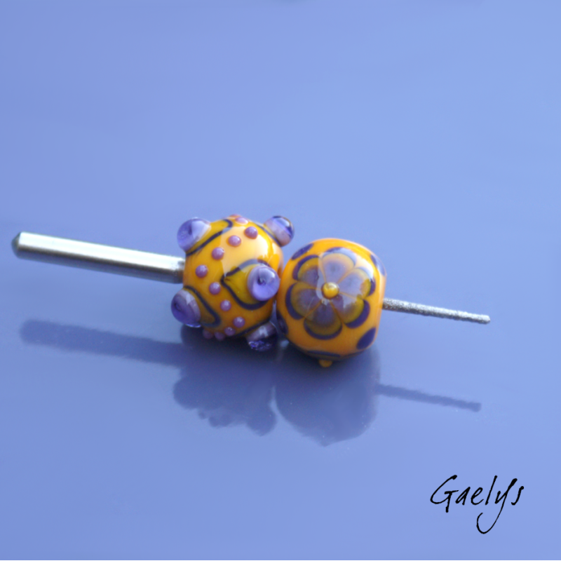 Asymmetrical – Picot beads / Flowers – a pair of rondelle beads featuring a play of dots, picots, and flowers – yellow / purple
