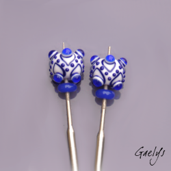 Spiked beads – rondelle bead duo featuring a pattern of dots and spikes – white / cobalt blue