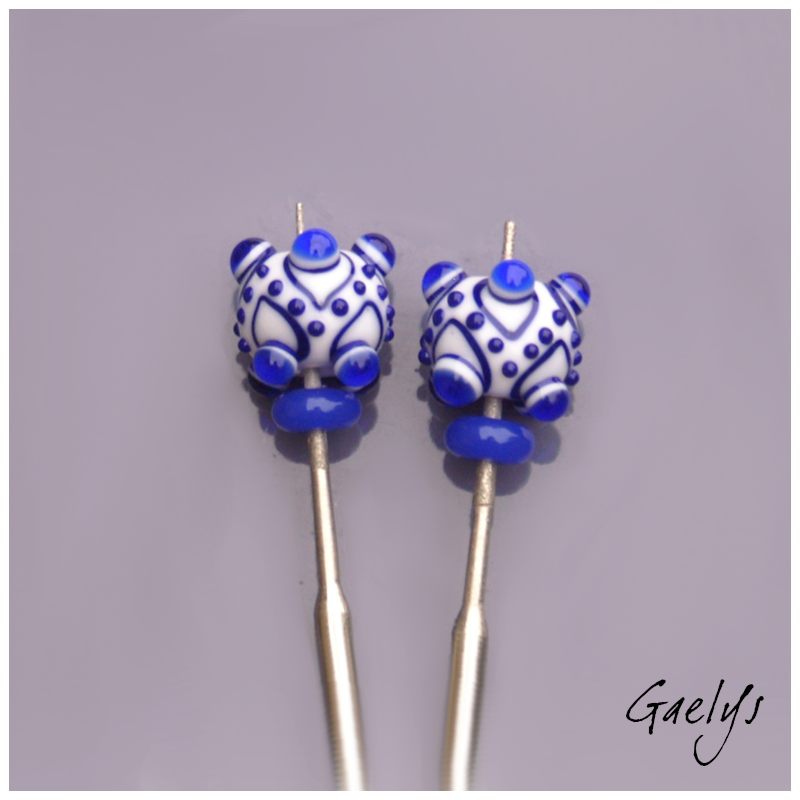 Perles à picots - duo de perles rondelle avec un jeu de points et picots  - blanc / bleu cobalt