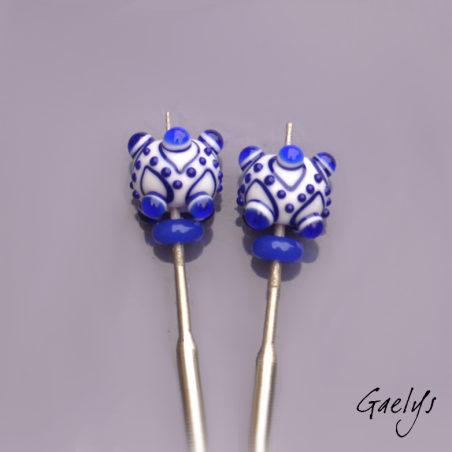 Spiked beads – rondelle bead duo featuring a pattern of dots and spikes – white / cobalt blue