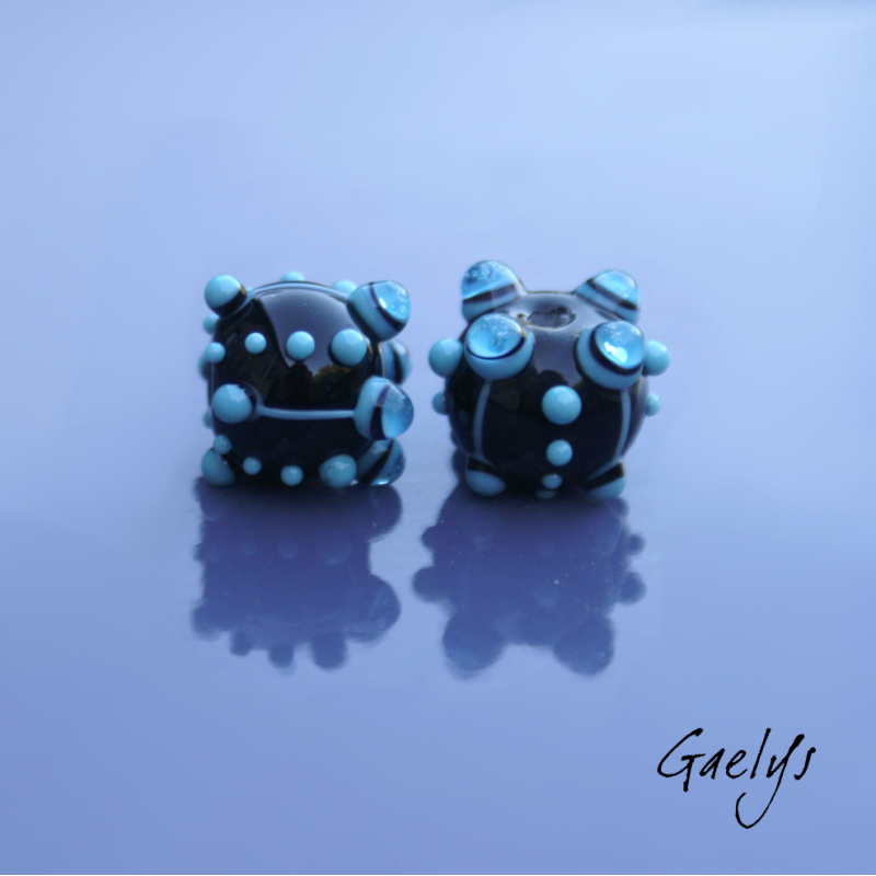 Spiked beads – rondelle bead duo featuring a pattern of dots and spikes – black / turquoise blue