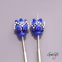 Spiked beads – rondelle bead duo featuring a pattern of dots and spikes – white / cobalt blue