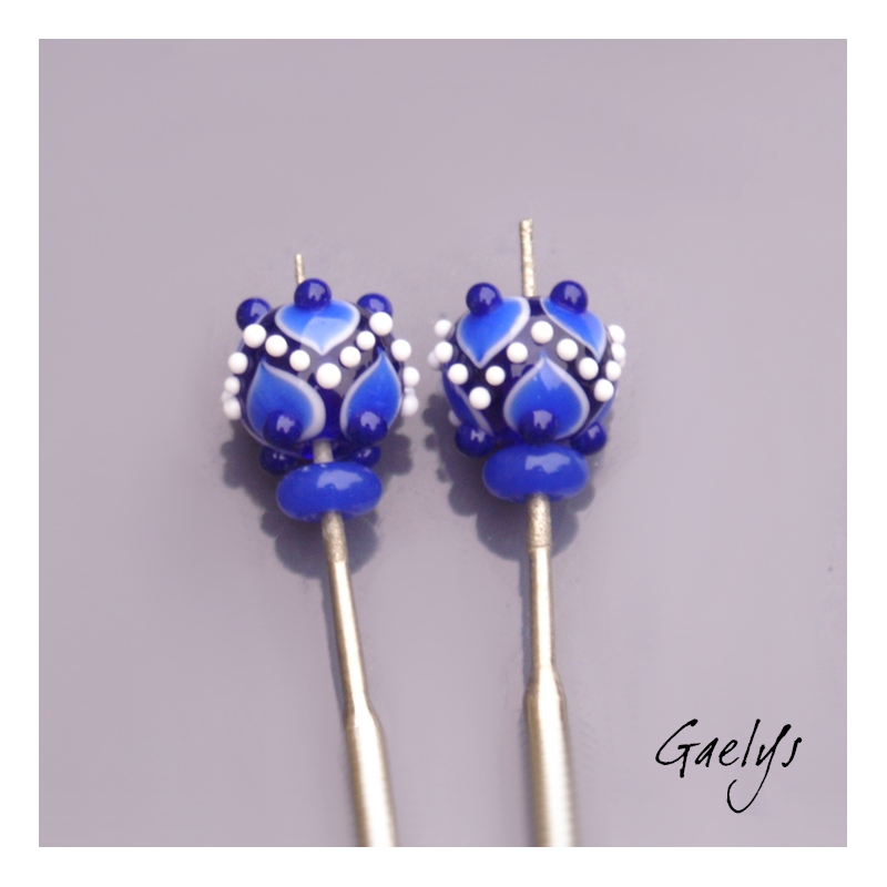 Perles à picots - duo de perles rondelle avec un jeu de points et picots  - blanc / bleu cobalt