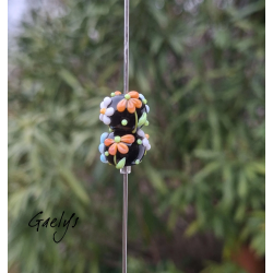 Perles Lampwork à fleurs - duo de perles rondelle 4 fleurs  - fond noir / fleurs bleues, oranges, blanches