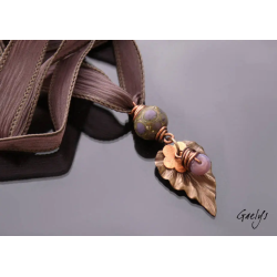 Abigail - pendentif  lampwork perle ronde, montage bronze et cuivre - Ruban de soie