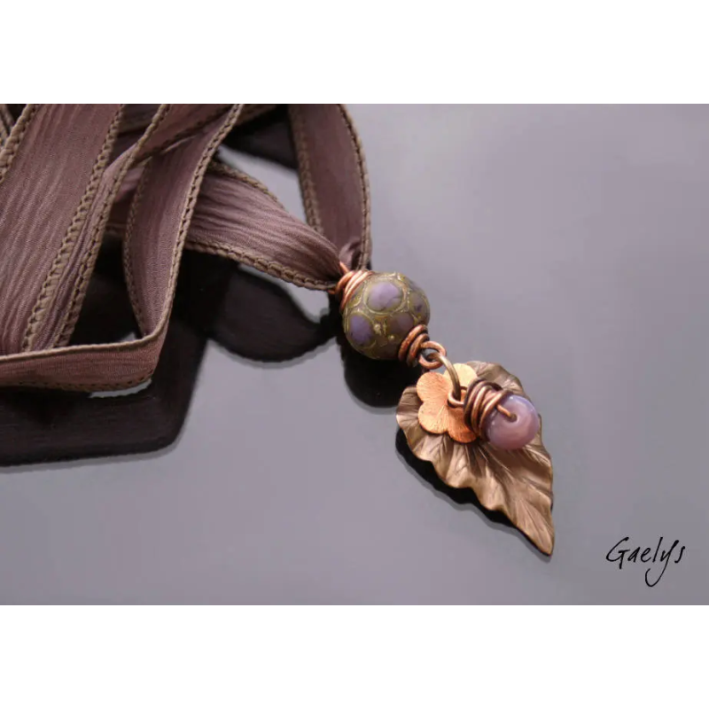Abigail - pendentif  lampwork perle ronde, montage bronze et cuivre - Ruban de soie