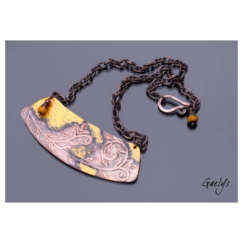 Alainaïss - Collier plaque de cuivre gravé à l'eau forte, émaillé jaune safran