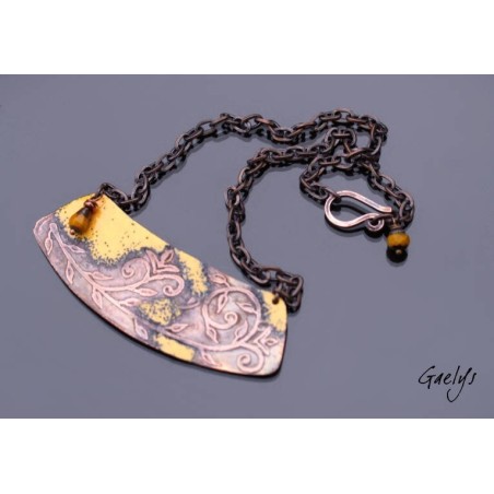 Alainaïss - Collier plaque de cuivre gravé à l'eau forte, émaillé jaune safran
