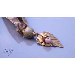 Abigail - pendentif  lampwork perle ronde, montage bronze et cuivre - Ruban de soie