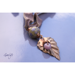 Abigail - pendentif  lampwork perle ronde, montage bronze et cuivre - Ruban de soie