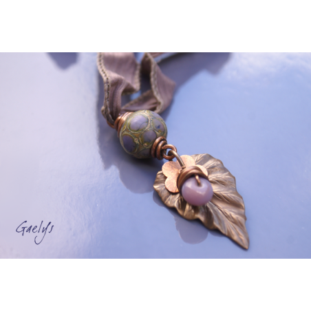 Abigail - pendentif  lampwork perle ronde, montage bronze et cuivre - Ruban de soie