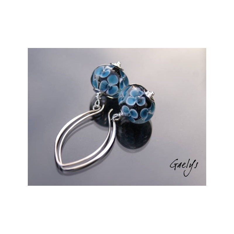 Ker Hortense - boucles d'oreille perles florales london blue / noir - Perle lamwork florale