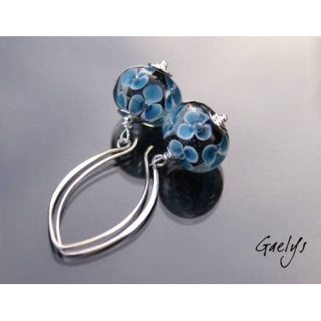 Ker Hortense - boucles d'oreille perles florales london blue / noir - Perle lamwork florale