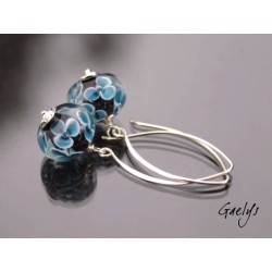 Ker Hortense - boucles d'oreille perles florales london blue / noir - Perle lamwork florale