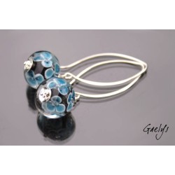 Ker Hortense - boucles d'oreille perles florales london blue / noir - Perle lamwork florale