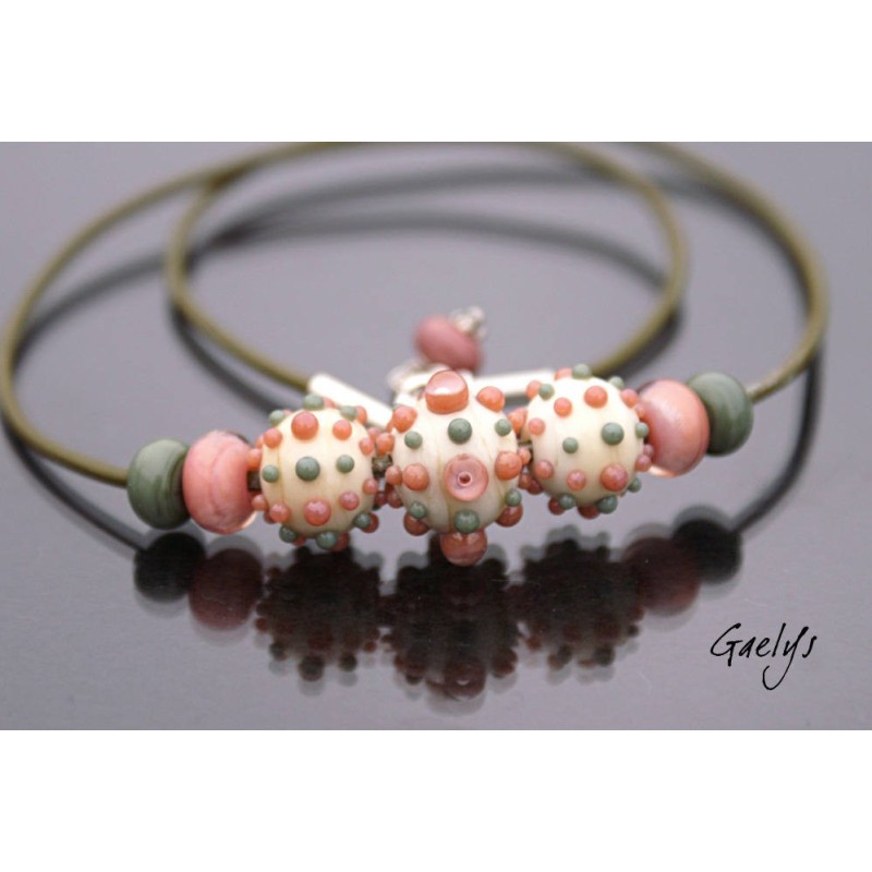 Collen - collier lampwork tons ivoire / beige / vieux rose - cordon cuir - apprêts argent